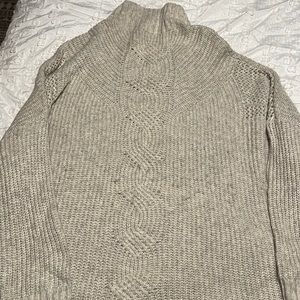 Maurice’s sweater some wear